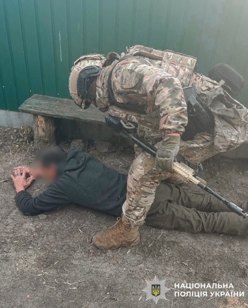 на фото зображено момент затримання особи правоохоронцями.