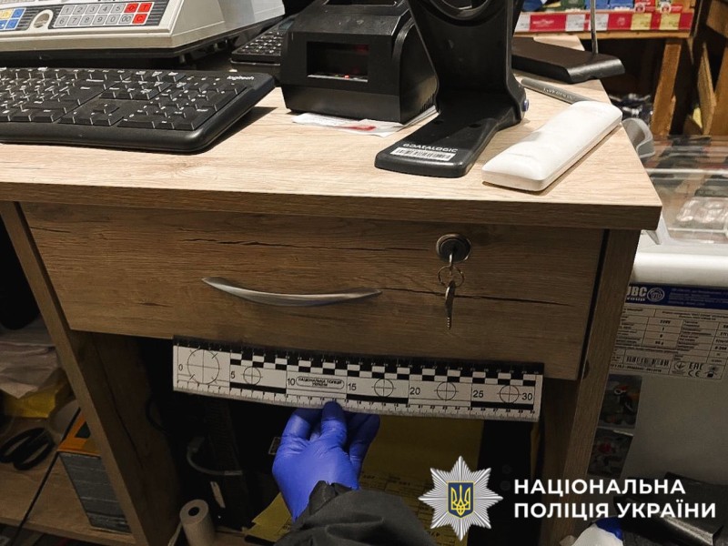 На фотографії зображено місце події, де фігурант вчинив розбійний напад