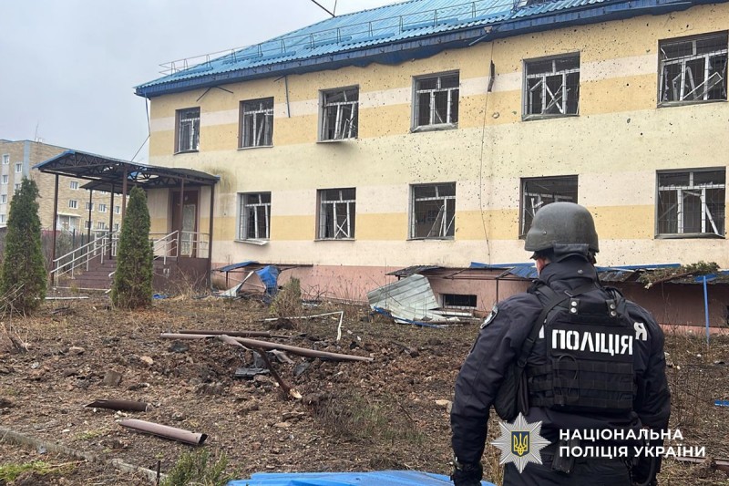 Поліцейський документує наслідки обстрілу