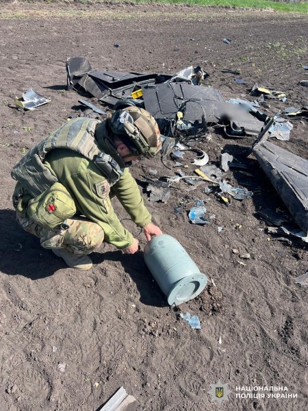 Вибухотехнік працює з небезпечним предметом