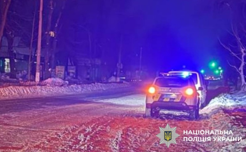 На фотографії зображено місце ДТП та автомобіль, який є учасником аварії.