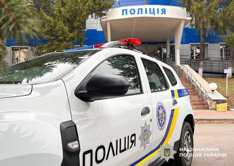 Службовий автомобіль біля будівлі Миргородського райвідділу поліції