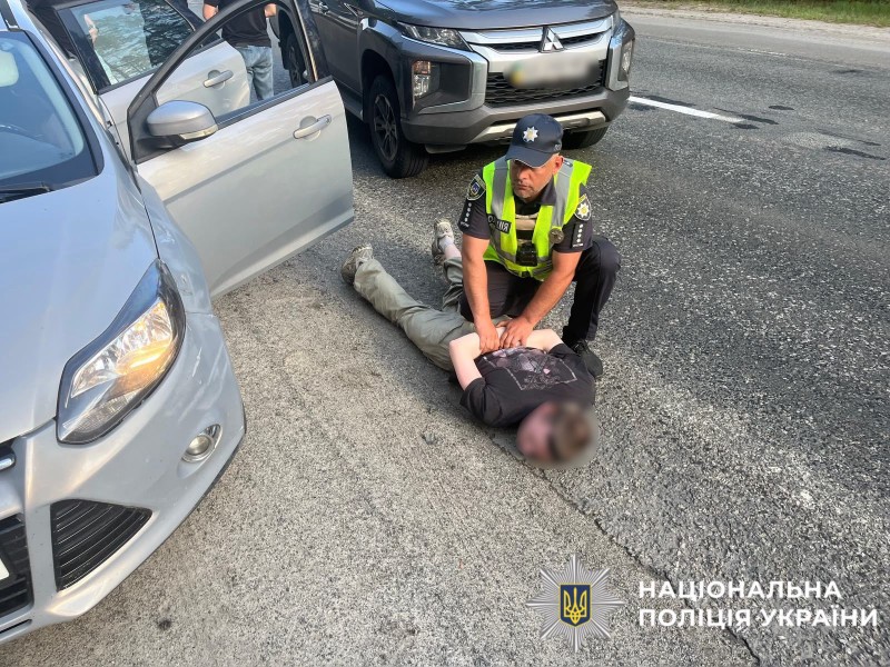 На фотографії зображено затриманого зловмисника, причетного до переправлення чоловіків призовного віку через кордон.