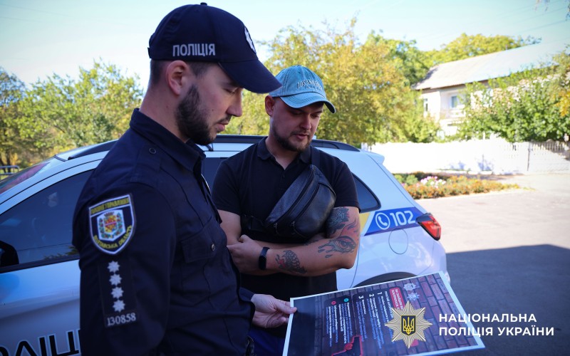 Владислав Тоцький під час спілкування з місцевими мешканцями