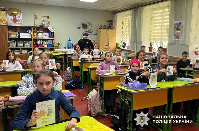 Діти демонструють малюнки тварин