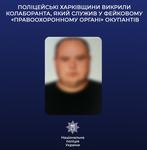 Чоловік у чорній футболці з нейтральним виразом обличчя. Знімок зроблено на світлому фоні, ймовірно, для ідентифікаційних.