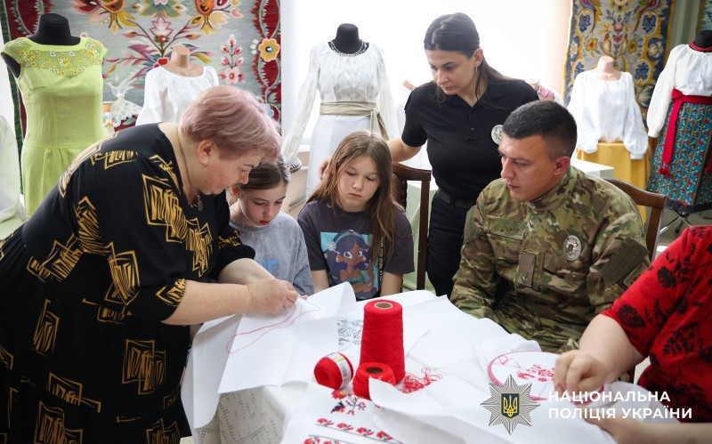 Поліцейські та діти займаються вишиванням