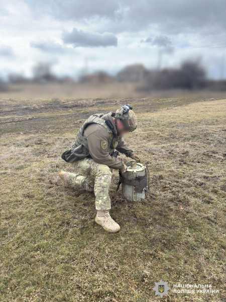 Вибухотехнік працює