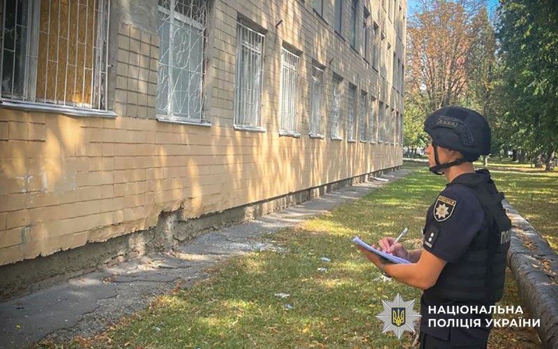 поліцейський працює на місці події