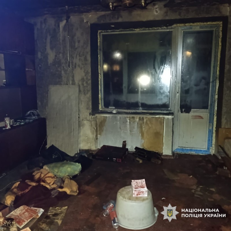 У Ізюмі поліція затримала чоловіків, які після побиття підпалили квартиру та залишили господаря в небезпеці