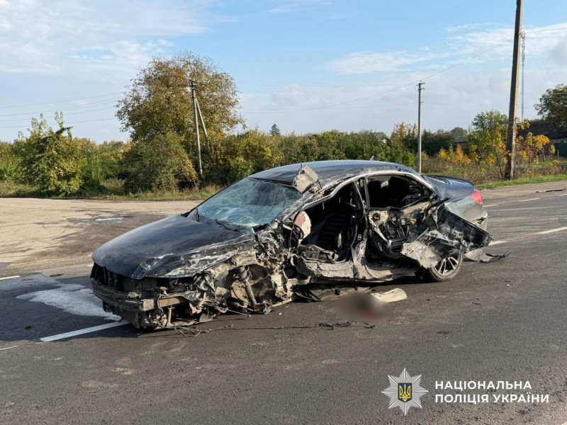 Пошкоджений автомобіль на місці ДТП