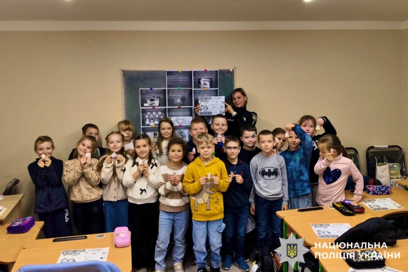 На фотографії зображено поліцейську Київщини, яка провела профілактичний захід у одній із шкіл Вишгорода.