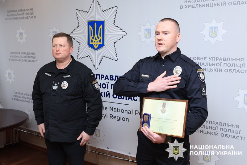 Нагороди правоохоронцям вручив начальник обласного управління поліції Руслан Герасимчук
