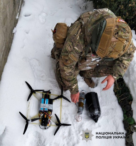 На фото зображено вибухотехніка та БПЛА