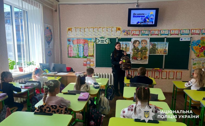 Інчпекторка спілкується із школярами