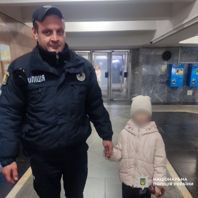 Поліцейські повернули батькам дівчинку, яка загубилася  у метро Харкова