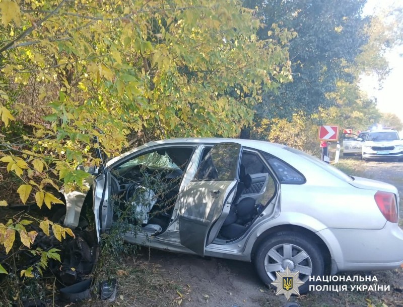 Пошкоджений автомобіль на місці ДТП