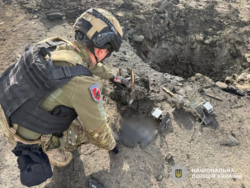 Поліцейський вибухотехнік працює на місці прильоту БпЛА