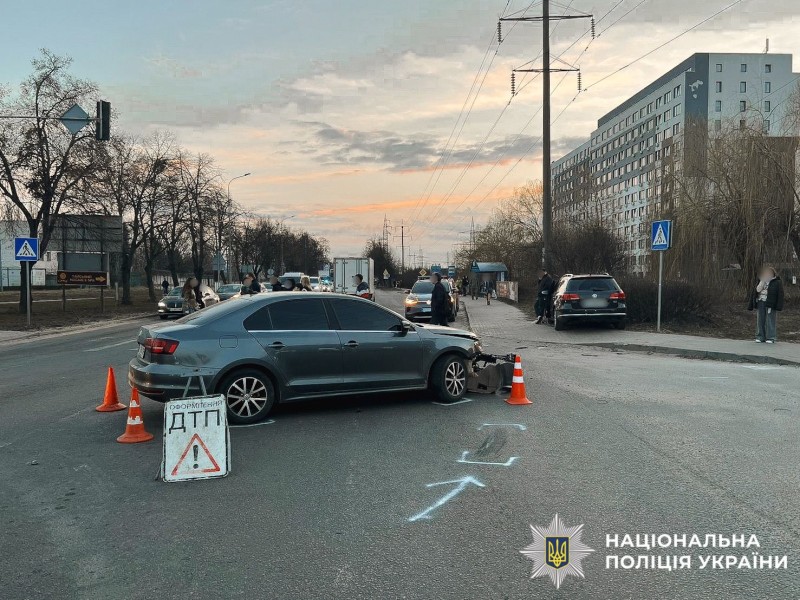 На фотографії зображено автомобілі, які є учасниками ДТП.