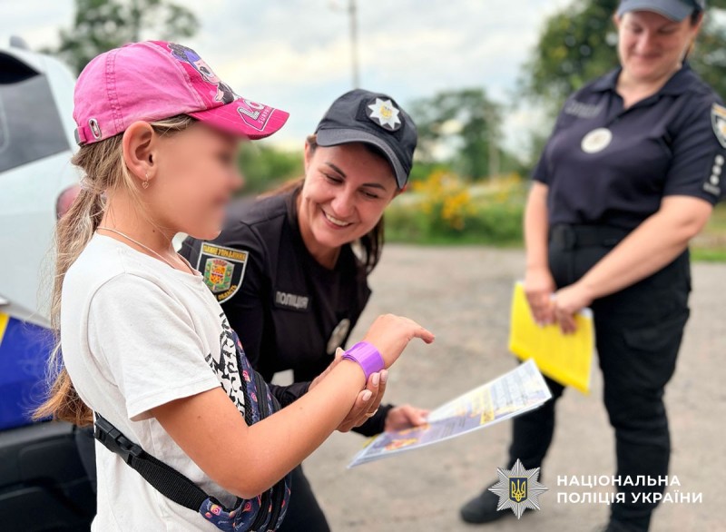 поліцейські говорять з дітьми на вулиці про безпеку