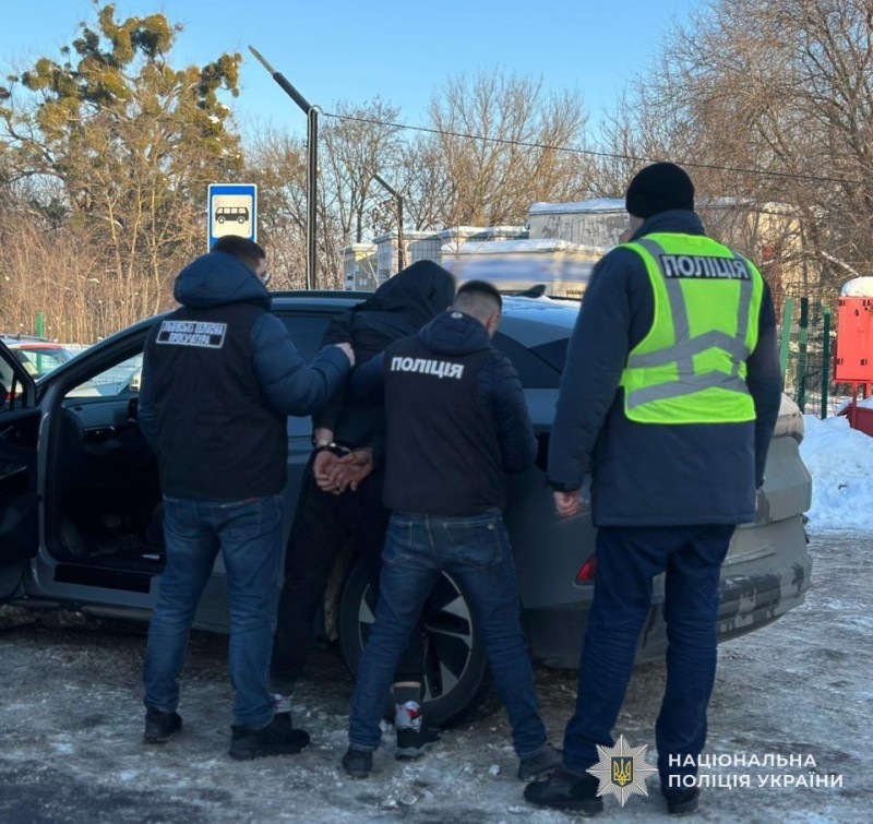 За вказану суму 29-річний мешканець Рівненської області в умовах воєнного стану надав військовозобов’язаному громадянину вказівки щодо порядку дій під час незаконного перетину кордону, після чого його спільники повинні були переправити «клієнта» на територію Республіки Молдова, оминаючи прикордонний контроль.
