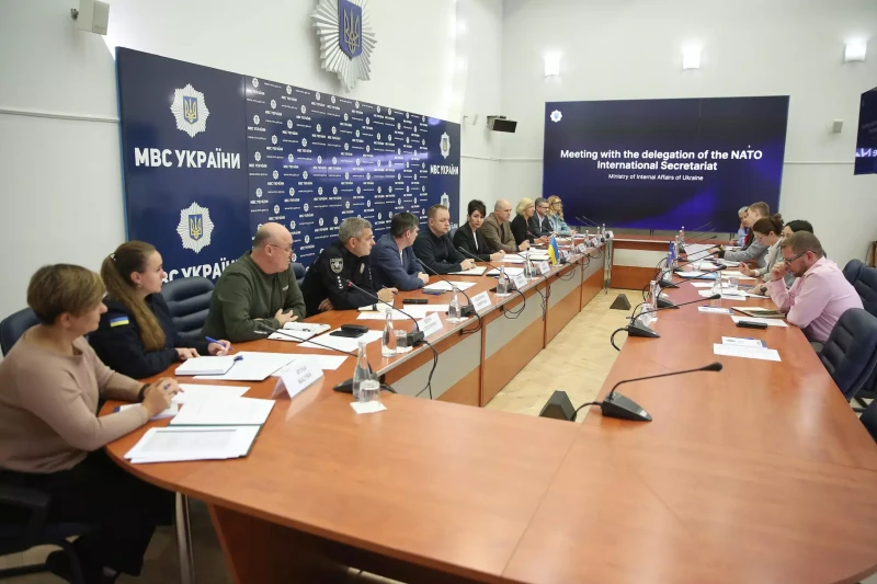 учасники робочої зустрічі з делегацією Міжнародного секретаріату НАТО