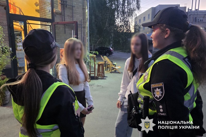 Поліцейські спілкуються з дітьми