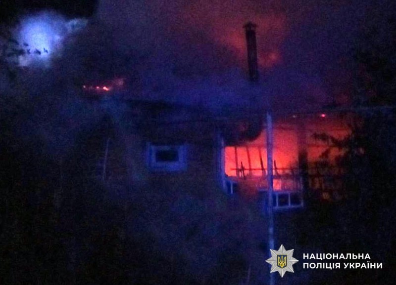 Поліція з’ясовує обставини пожежі у Нових Санжарах: одна людина загинула, двоє травмовані