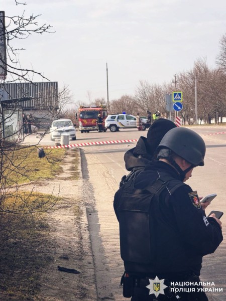 На фотографії зображено місце події, де відбувся вибух, внаслідок якого травмовано дитину.