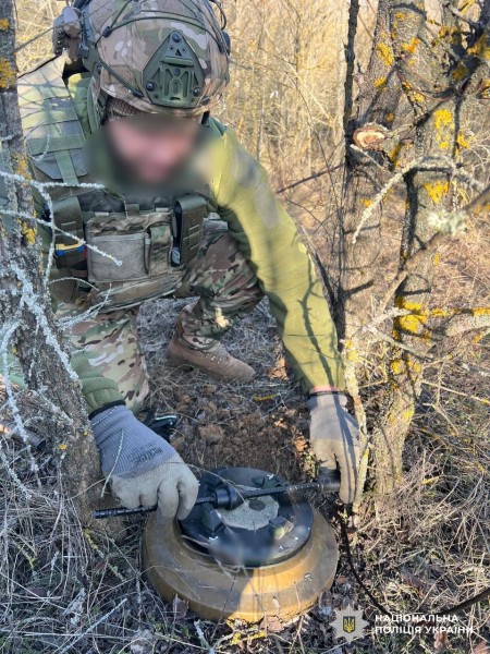Вибухотехнік працює з небезпечним предметом