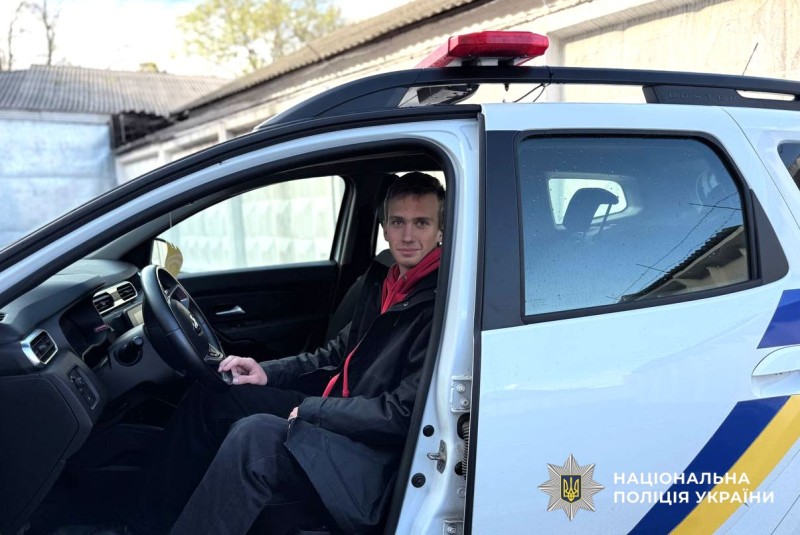 Дитина сидить в поліцейському авто