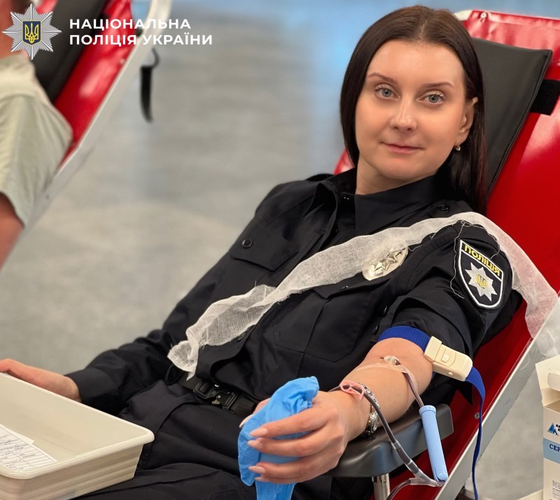 На фотографії зображено поліцейську, яка долучилася до донорства крові.