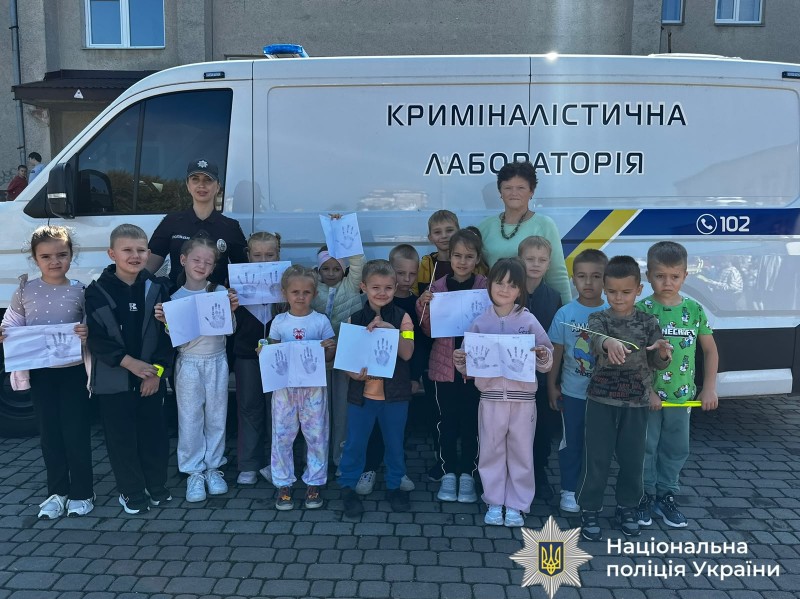 У Крихівецькому ліцеї поліцейські Прикарпаття вкотре довели, - навчатися можна цікаво та захопливо. Правоохоронці провели інтерактивне заняття з теорією , практикою і криміналістичною лабораторією.