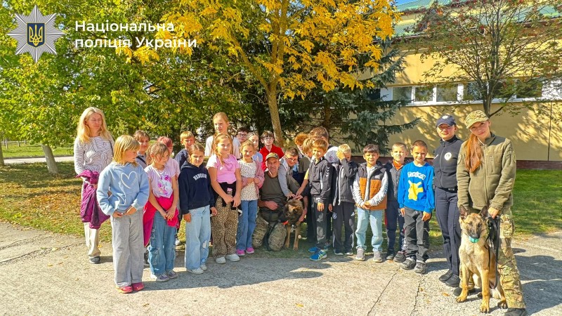 Напередодні Всесвітнього дня тварин до Богородчанського ліцею завітали поліцейські-кінологи зі своїми чотирилапими напарниками. Правоохоронці розповіли дітям про особливості роботи з ними. А вівчарки Бандит і Джой продемонстрували свої вміння під час показових виступів.