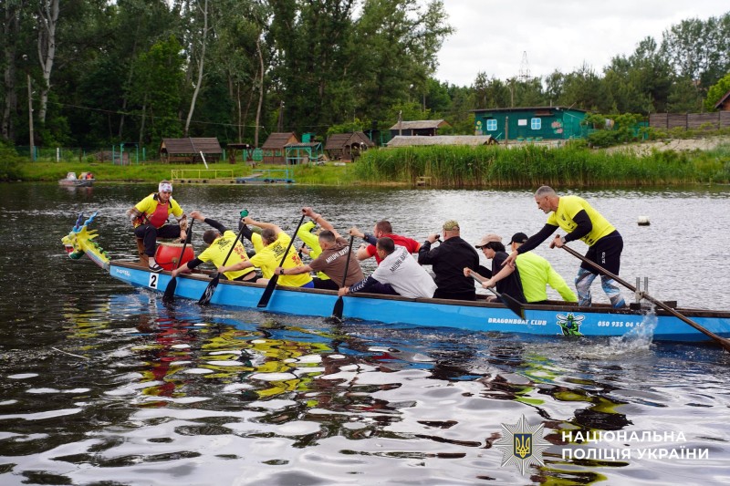 Ветеранський спорт, як шлях до відновлення: поліцейські Полтавщини взяли участь у змаганнях з веслування на човнах-драконах