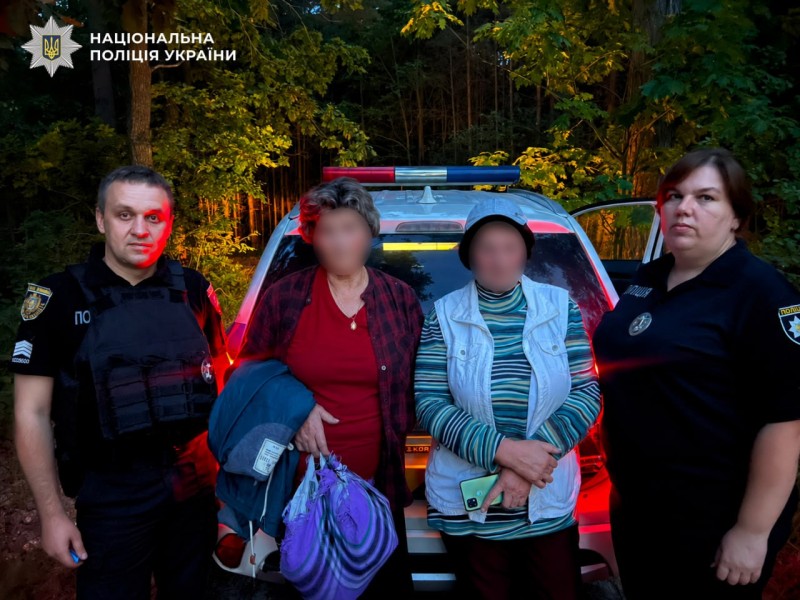 Поліцейські Львівщини закликають мешканців ретельно готуватись до походів у ліс по гриби та ягоди. Основні поради - заздалегідь вивчайте та розробляйте маршрути, майте з собою засоби зв’язку, попереджайте рідних та близьких про свої плани та не ходіть у ліс без провідника, який добре орієнтується на місцевості. У малознайомих місцях в нагоді стануть карта та компас, а також навички користуватись ними.
