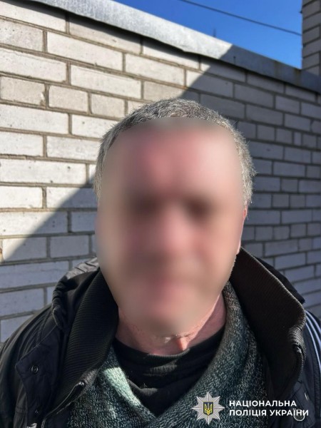 На фото зображено особу правопорушника.