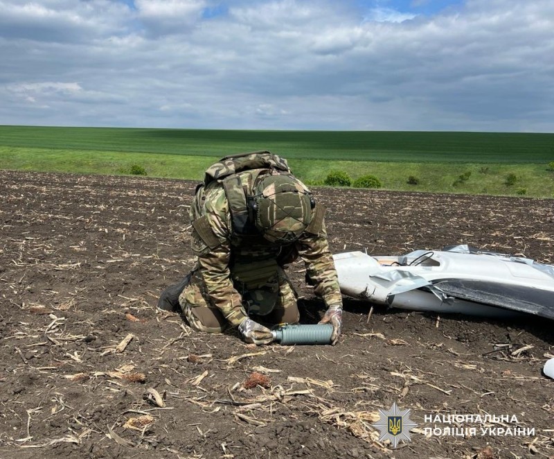 Вибухотехнік працює