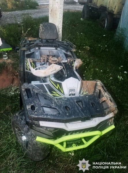 На фото понівечений автомобіль.