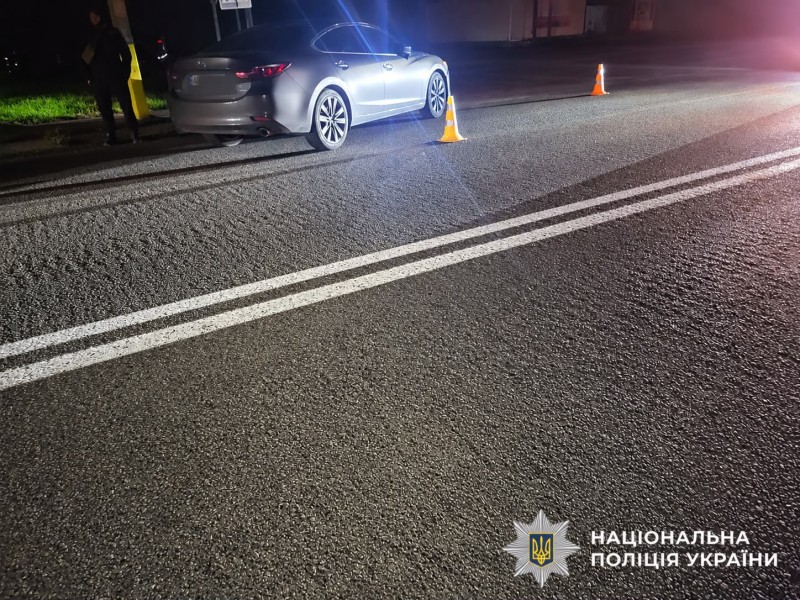 На фото автомобіль та відрізок дороги.