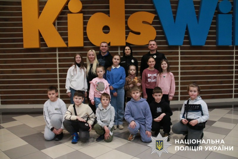 На фото зобраюені діти з поліцейськими