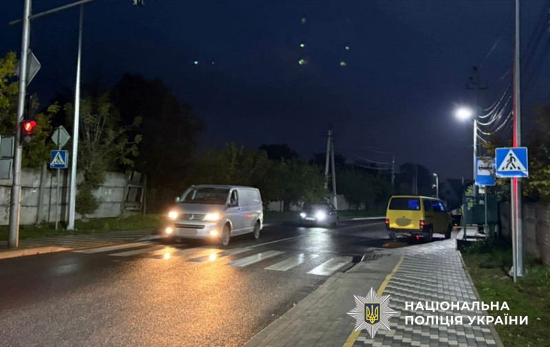 На фото зображено автомобіль та місце, де відбулось ДТП, про яку вказано у статті.