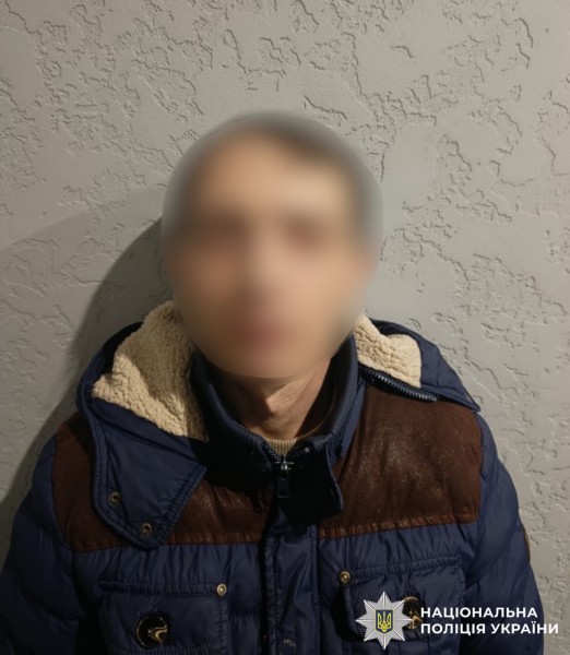 На фото зображено особу правопорушника.