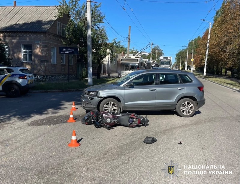 Пошкоджені автомобіль на мотоцикл на місці ДТП