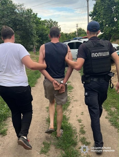 Поліцейські затримують правопорушника