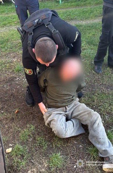 Поліція за лічені хвилини затримала озброєного зловмисника, який влаштував стрілянину