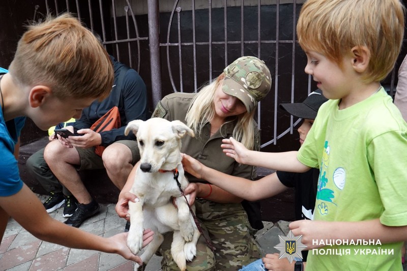 Турбота й підтримка: кінологи поліції Полтавщини подарували дітям день позитивних емоцій