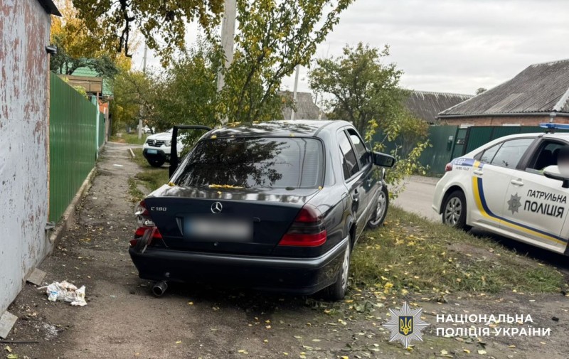 Пошкоджена автівка на узбіччі