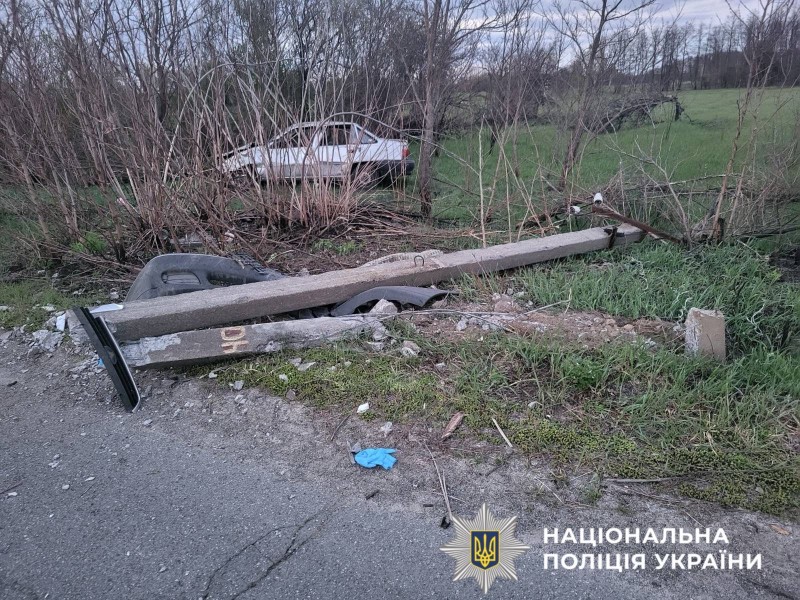 На фото зображено автомобіль, який втрапив у ДТП