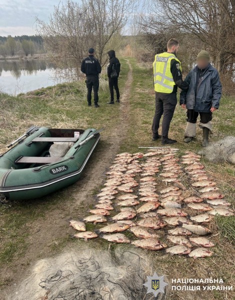 На фотографії зображено правоохоронців та 41-річного чоловіка, який займався незаконним виловом водних біоресурсів.